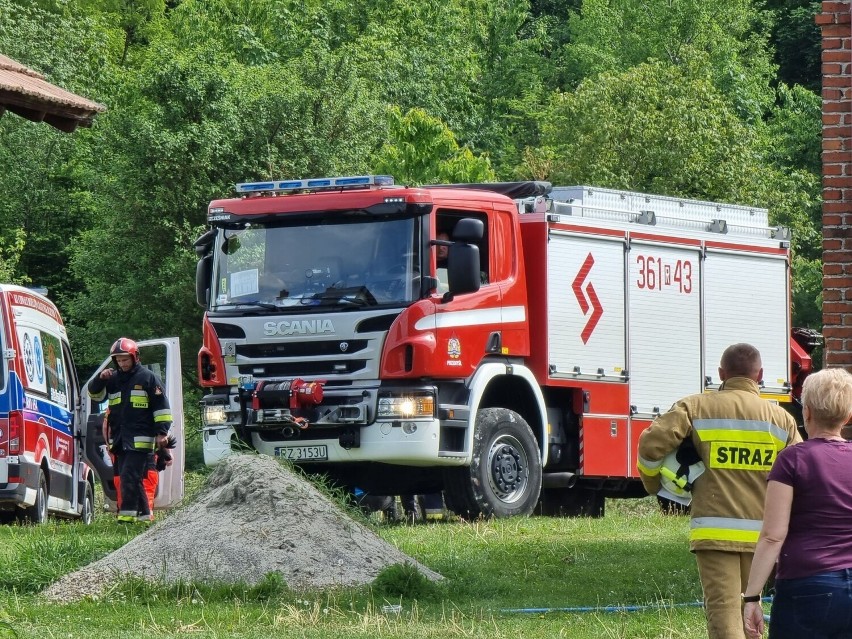 Dramat w miejscowości Aksmanice pod Przemyślem. Ciągnik rolniczy wpadł do rowu. Traktorzysta nie żyje [ZDJĘCIA]