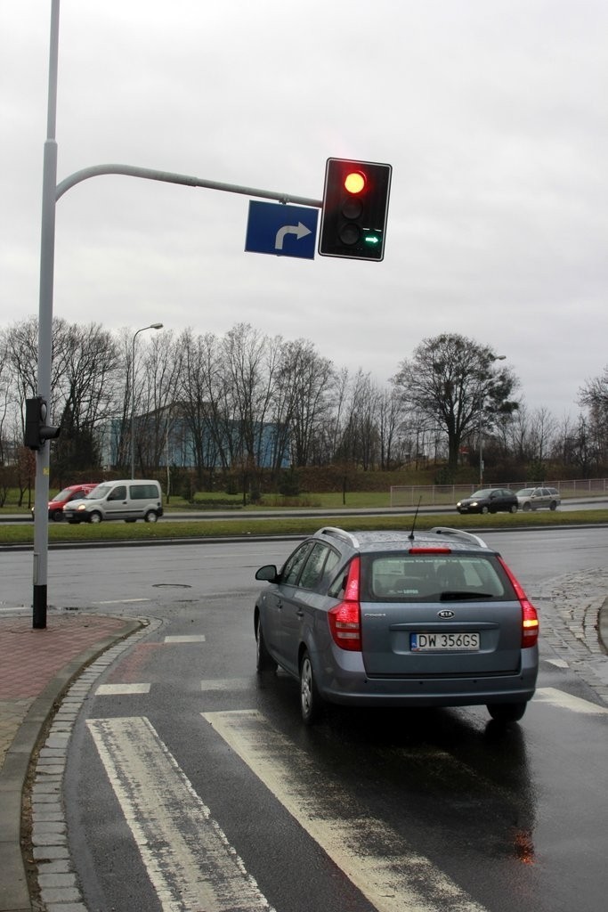 Wrocław: Zielone strzałki zamiast zielonego światła przy skręcie w prawo (ZDJĘCIA, FILM)