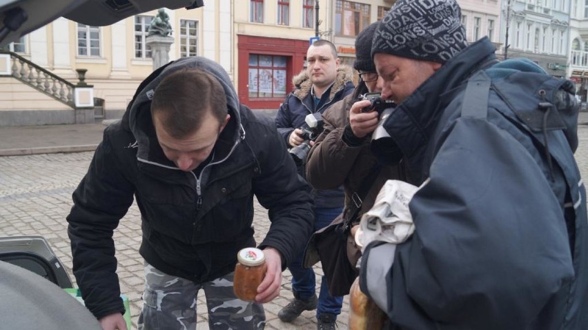 "Ciepło serca w słoiku". Bydgoszczanie pamiętali o bezdomnych [zdjęcia, wideo]