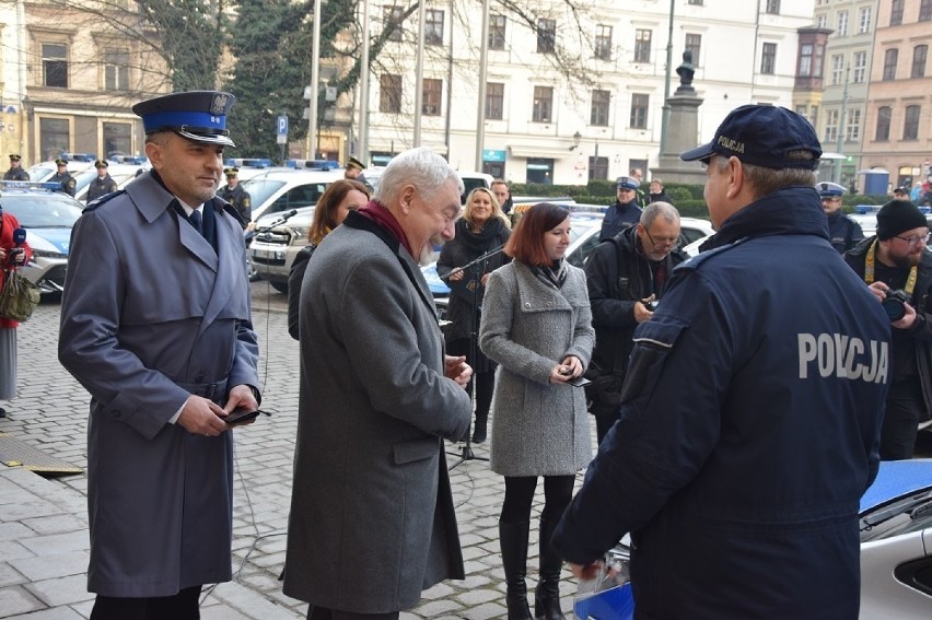 Kraków. Nowoczesne hybrydowe radiowozy dla policji [ZDJĘCIA, WIDEO]