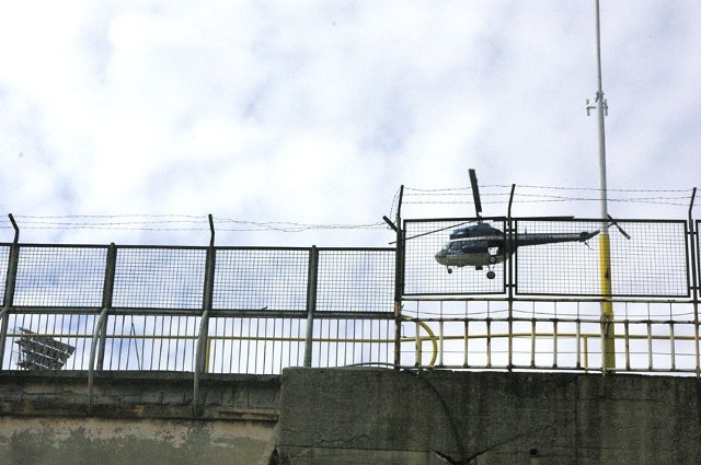 Policyjny śmigłowiec latał nad stadionem przy al. Unii
