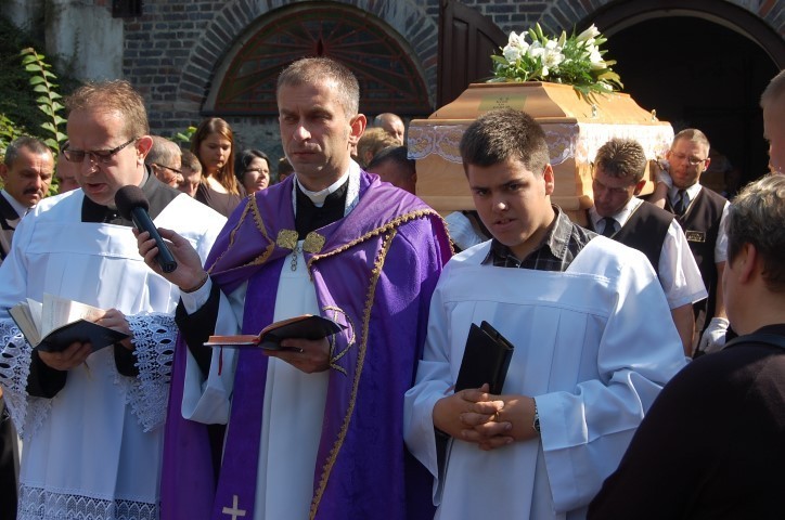 Pogrzeb ofiar wypadku w Czarnej Dąbrówce. W uroczystości uczestniczyło kilkaset osób