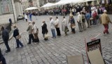 Ryszard Grobelny rozdawał flagi na Starym Rynku. Przyszły tłumy! [ZDJĘCIA]