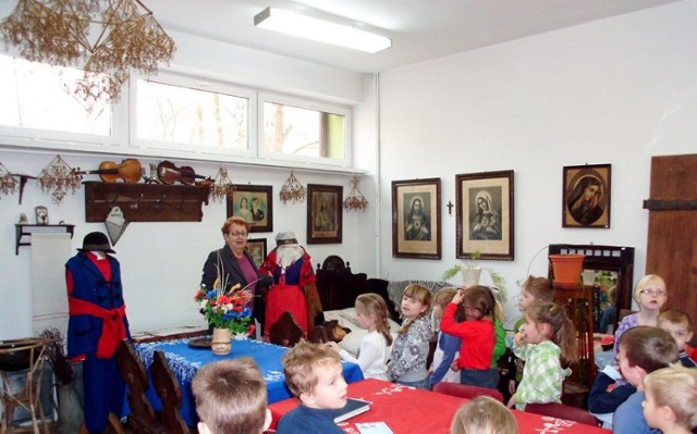 Jadwiga Reska i dzieci z Przedszkola w Piotrkowie Kujawskim