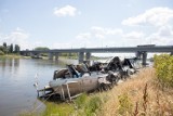 Pożar barki na Wiśle. Kto podpalił "warszawskiego Titanica"? Barka szpeciła brzeg od dawna  [ZDJĘCIA]