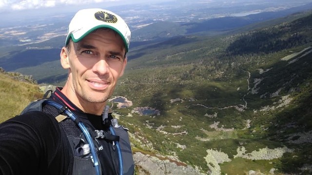 Artur Kujawiński rozpocznie i zakończy swoje wielkie wyzwanie biegowe w Sopocie