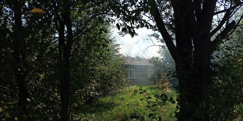 Pożar w podgorlickiej wsi. W ogniu stanął cały dach drewnianego domu. Dzięki szybkiej interwencji straży, ogień nie zagroził innym budynkom