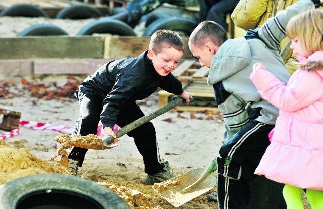 Najmłodsi też pracowali: uzupełniali piasek w piaskownicy