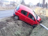 Auto wpadło do rowu przy ul. Podleśnej w Stargardzie. Rozbita toyota, zniszczona latarnia i ogrodzenie