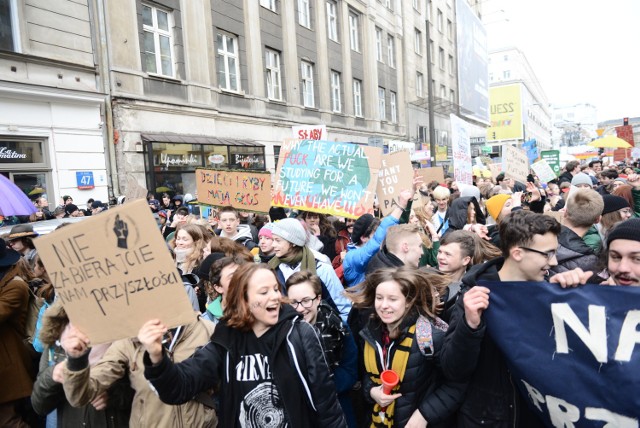 Trwa Młodzieżowy Strajk Klimatyczny w Warszawie. Uczniowie poszli na wagary, by przemaszerować głównymi ulicami Warszawy [ZDJĘCIA]