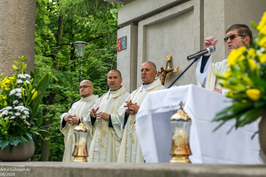 Boże Ciało 2020 w Świętochłowicach. Procesja Bożego Ciała w...