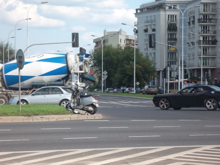 Zderzenie na skrzyżowaniu Wilanowskiej z Sikorskiego. Kierowca skutera trafił do szpitala (ZDJĘCIA)
