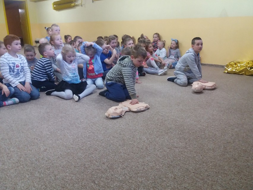 Nauka pierwszej pomocy w sierakowskim przedszkolu