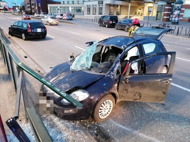 Zderzenie samochodów przy PKP w Gdańsku 22.03.2021. Jedno z aut wbiło się w przystanek tramwajowy