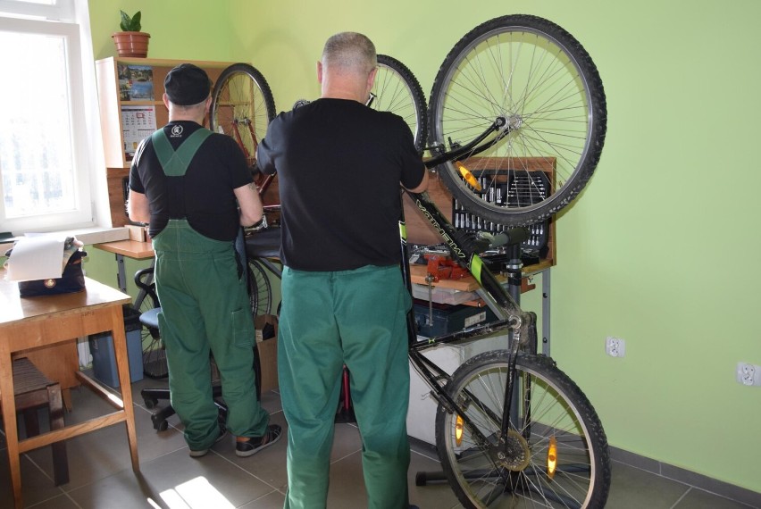 Osadzeni z Zakładu Karnego w Kłodzku naprawiali rowery dzieciom z domu dziecka. Wszystko w ramach programu resocjalizacyjnego