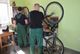 Osadzeni z Zakładu Karnego w Kłodzku naprawiali rowery dzieciom z domu dziecka. Wszystko w ramach programu resocjalizacyjnego