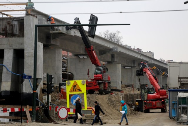 Linia Podłęże-Piekiełko dopiero jest planowana, tymczasem w Krakowie kolejarze już prowadzą gigantyczną inwestycję polegającą na dobudowie dodatkowych torów dla Szybkiej Kolei Aglomeracyjnej. Tak postępują prace.