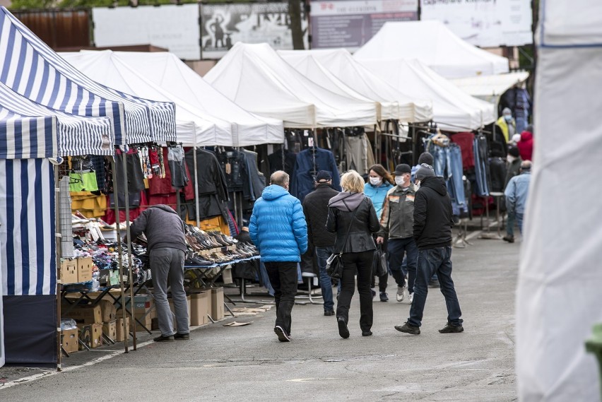 Handel na targowisku w Olkuszu, 12 maja 2020 r.