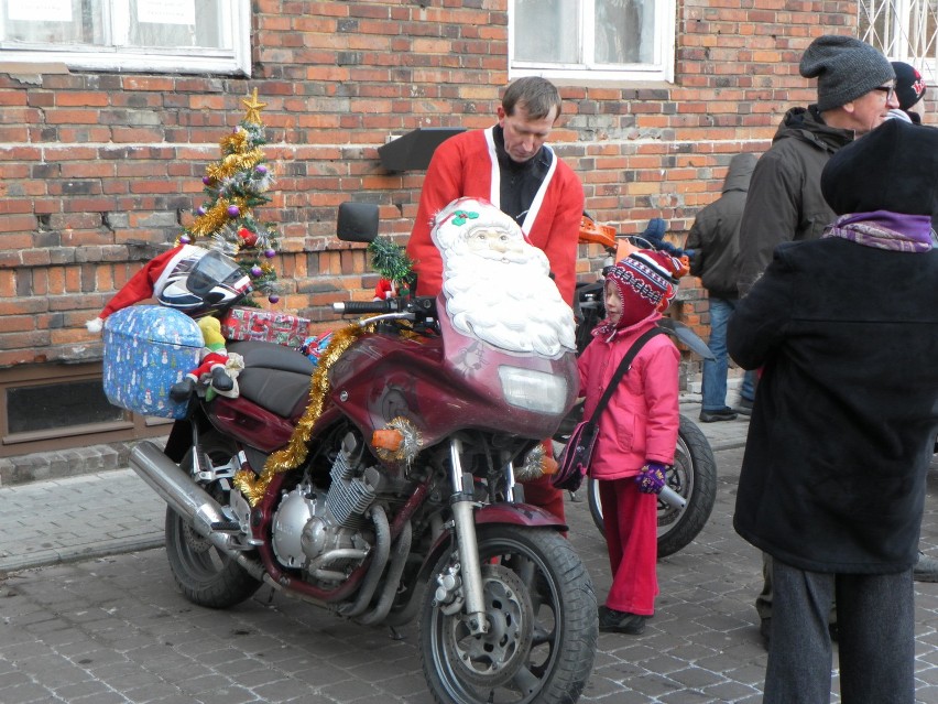 Plac przed Żuławskim Ośrodkiem Kultury zapełnił się kolorowymi Mikołajami z motocyklach