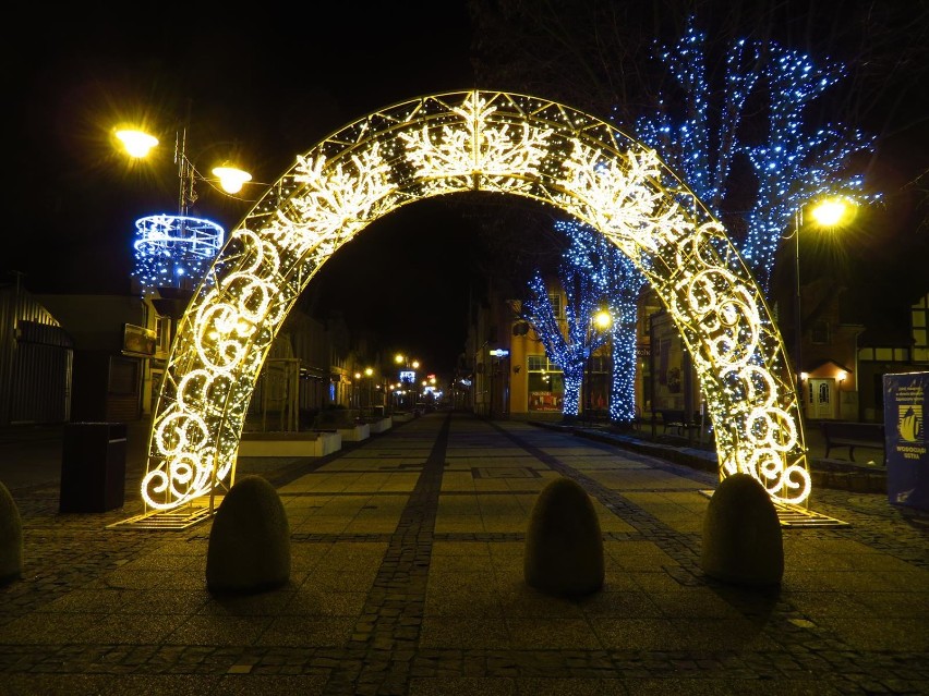 Świątecznie oświetlona Ustka, zaprasza na kiermasz świąteczny [zdjęcia]