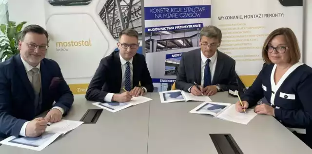 Podpisanie umowy na kupno przez Mostostal Kraków udziałów w firmie Konstalex w Radomsku