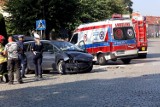 Wypadek na ulicy Grunwaldzkiej w Legnicy. Dwie osoby poszkodowane, zobaczcie zdjęcia