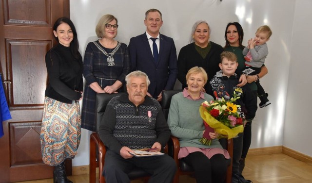 Małżeństwem są od ponad 50 lat - otrzymali pamiątkowe medale