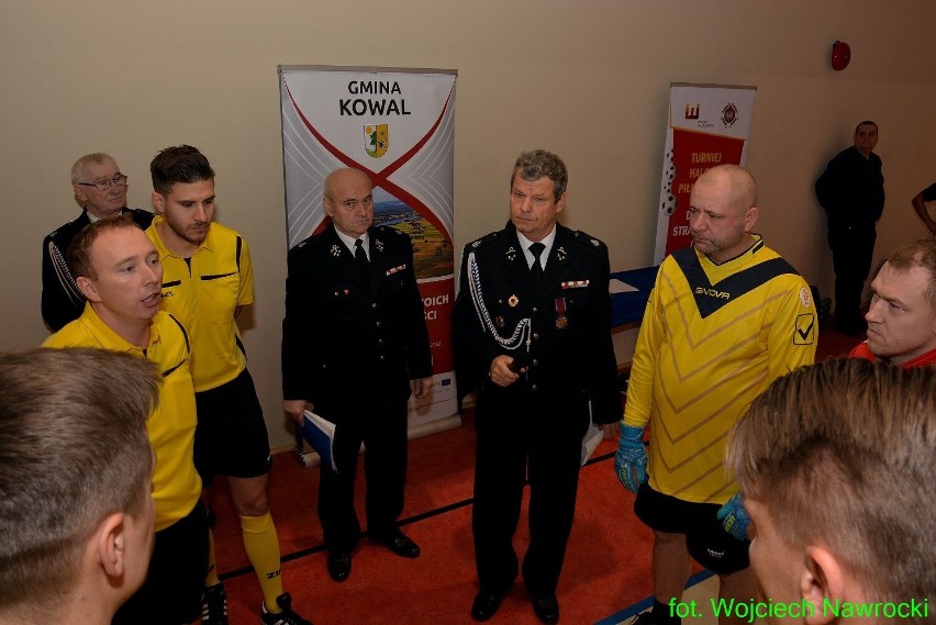 Strażacy OSP z gminy Kowal najlepsi w XVII Turnieju Halowej Piłki Nożnej Grabkowo 2023 [zdjęcia]