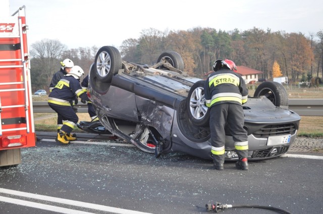 Wypadek na obwodnicy Śremu. Trzy samochody rozbite. Jeden dachował.