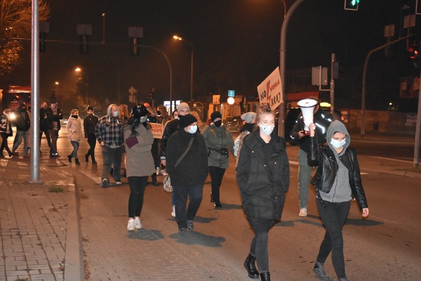 Kolejny dzień strajku kobiet w Chełmie. Tym razem protestujący zatańczyli ‘Kaczuszki” (ZDJĘCIA)