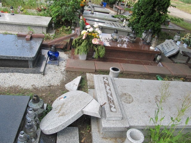 Wandale zniszczyli nagrobki na cmentarzu przy ul. Wrocławskiej