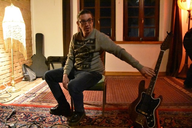Pierwszym po długiej nieobecności artystów gościem klubu artystycznego "Tkalnia" był gorzowski gitarzysta Sebastian Siuda - Mała Fuzja