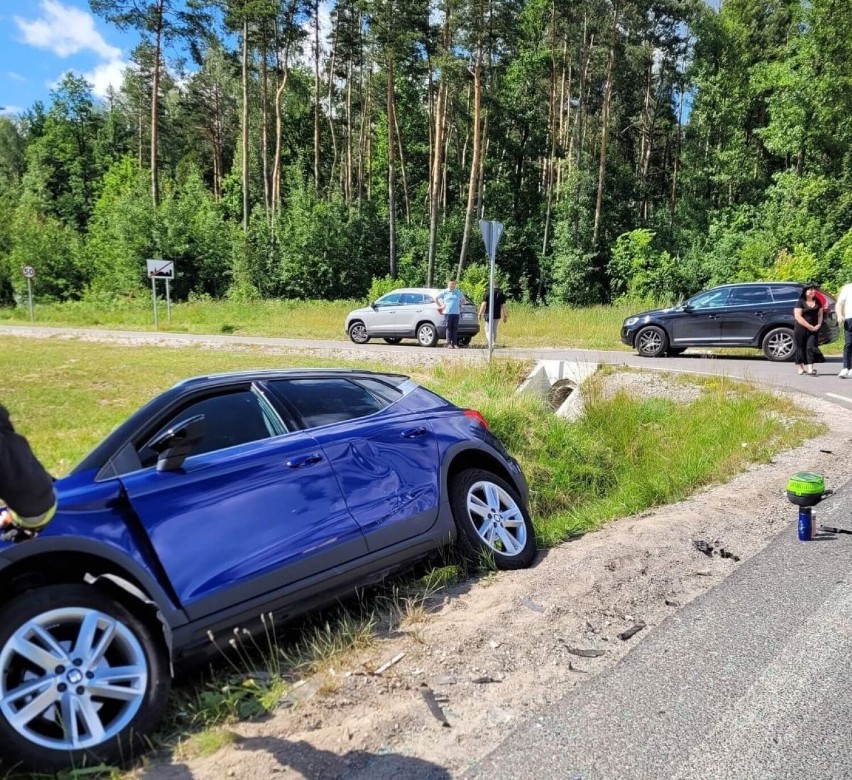 Na skrzyżowaniu w Skarżysku zderzyły się BMW i seat. Zobacz zdjęcia