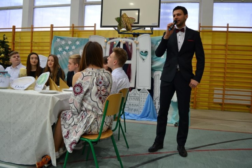 Świąteczna tradycja w Suchym Dębie ciągle jest pielęgnowana: wspólne śpiewanie kolęd i jasełka [ZDJĘCIA]