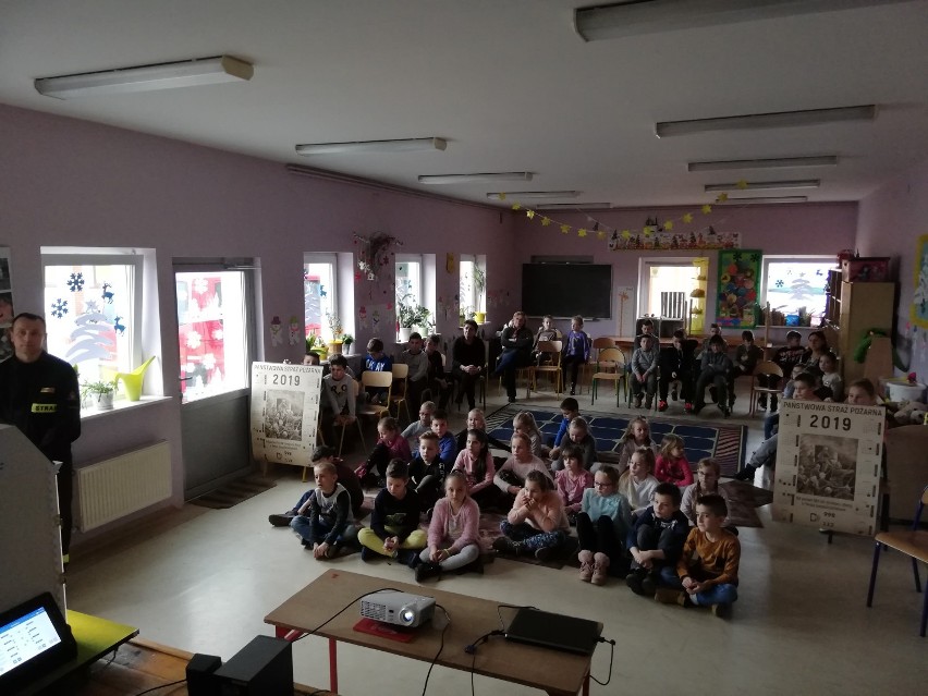  Symulator zagrożeń w Szkole Podstawowej w Kobylinie. Aktywnie uczestniczyło około 200 dzieci 