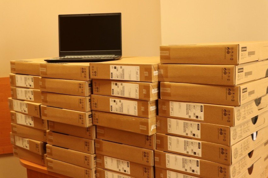 Władze Wągrowca kupiły laptopy do nauki online 
