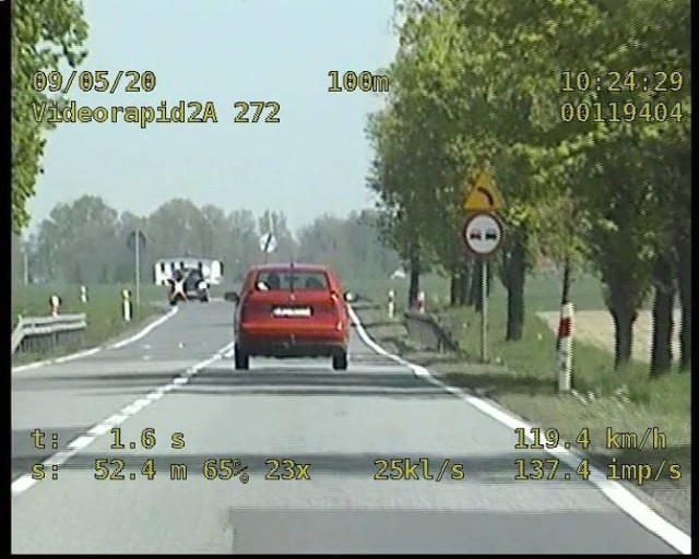 Maj 2020. Pościg policjantów z Kluczborka za kierowcą seata. 43-latek przekroczył prędkość, był pijany i nie miał prawa jazdy.