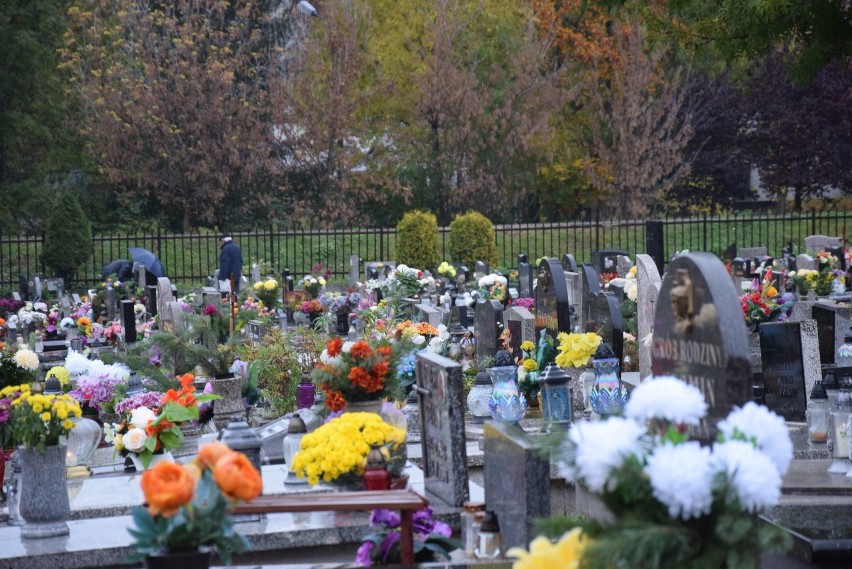 Nagła decyzja o zamknięciu cmentarzy a straty sprzedawców
