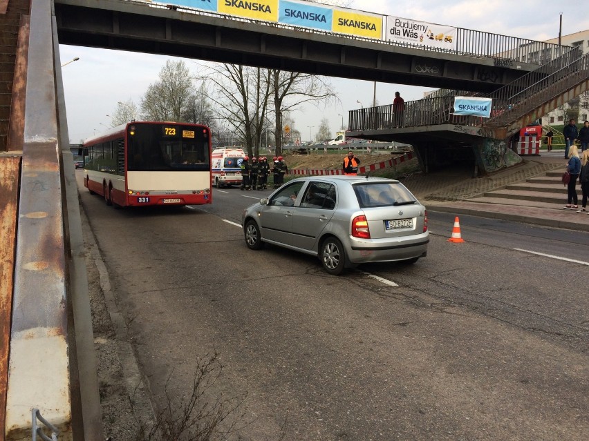 Wypadek w Sosnowcu: Samochód potrącił 17-latkę na przystanku