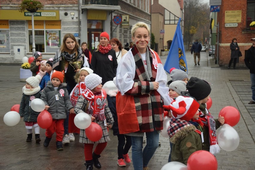 Wspólne bicie nietypowego rekordu w Pucku. Uczniowe ustawili 1029 pucharów w kształcie mapy Polski. Udało się? | ZDJĘCIA, WIDEO