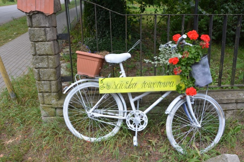 Kwiatowe rowery na uliczkach Mikoszewa. Pomysł na stary rower. 