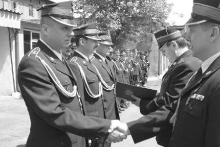 Srebrny Krzyż Zasługi otrzymał Jacek Gwóźdź (z lewej), a Krzyż Zasługi za Dzielność Sławomir Lipiński.