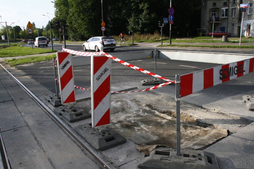 Awaria wodociągowa na alei Włókniarzy w Łodzi. Tramwaje...