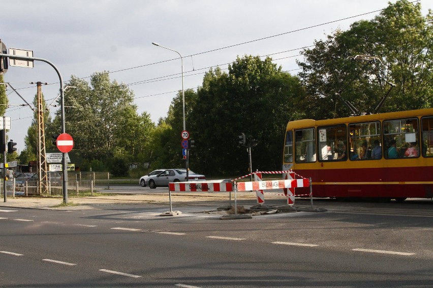 Awaria wodociągowa na alei Włókniarzy w Łodzi. Tramwaje...