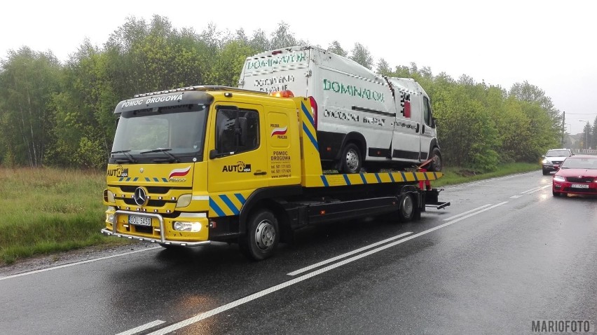 Wypadek w Praszce. Na drodze krajowej nr 42 dachował w środę rano fiat ducato. Kierowca trafił do szpitala