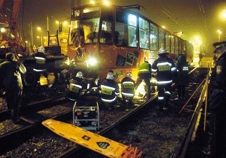 Strażacy usiłowali wydobyć rannego spod tramwaju przez kilkadziesiąt minut.  Fot. TOMASZ ZABOROWICZ