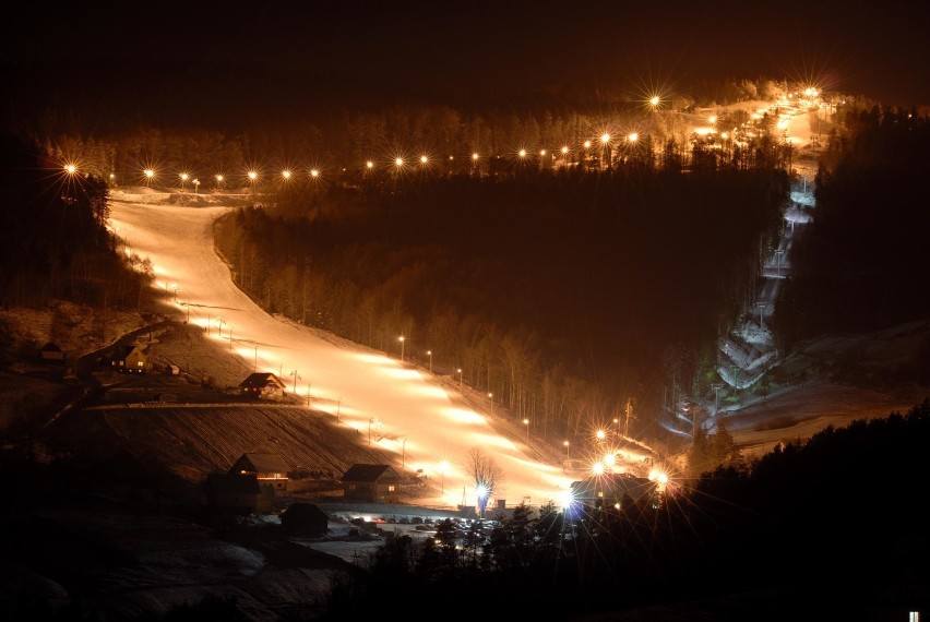 Stacja narciarska Laskowa Ski przyciąga tłumy, bo zima w tym roku dopisuje. Zobacz zdjęcia ze stacji narciarskiej najbliższej Bochni