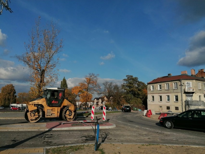 Drogowcy w niedzielę układali asfalt na rondzie Dmowskiego w Tomaszowie. Kolejny etap prac wkrótce [ZDJĘCIA]