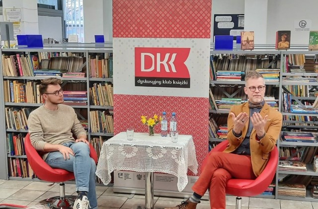 Pisarze Jacek Dehnel i Piotr Tarczyński w Bibliotece w Opatowie opowiedzieli słuchaczom o swojej twórczości.