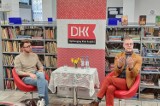 Pisarze Jacek Dehnel i Piotr Tarczyński w opatowskiej bibliotece. Zobacz zdjęcia 